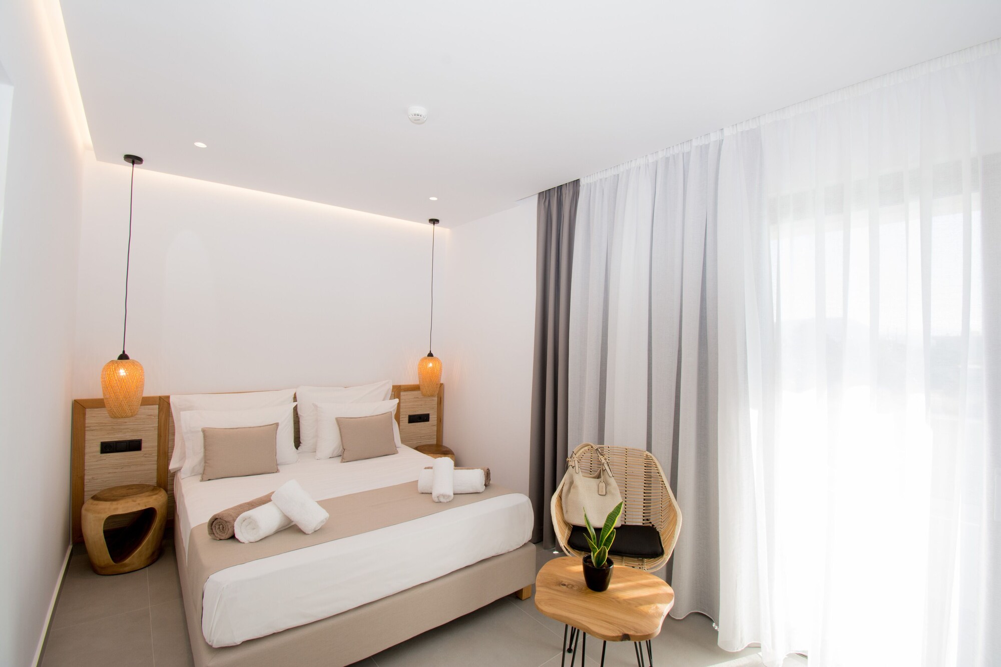 DELUXE, DOUBLE BED