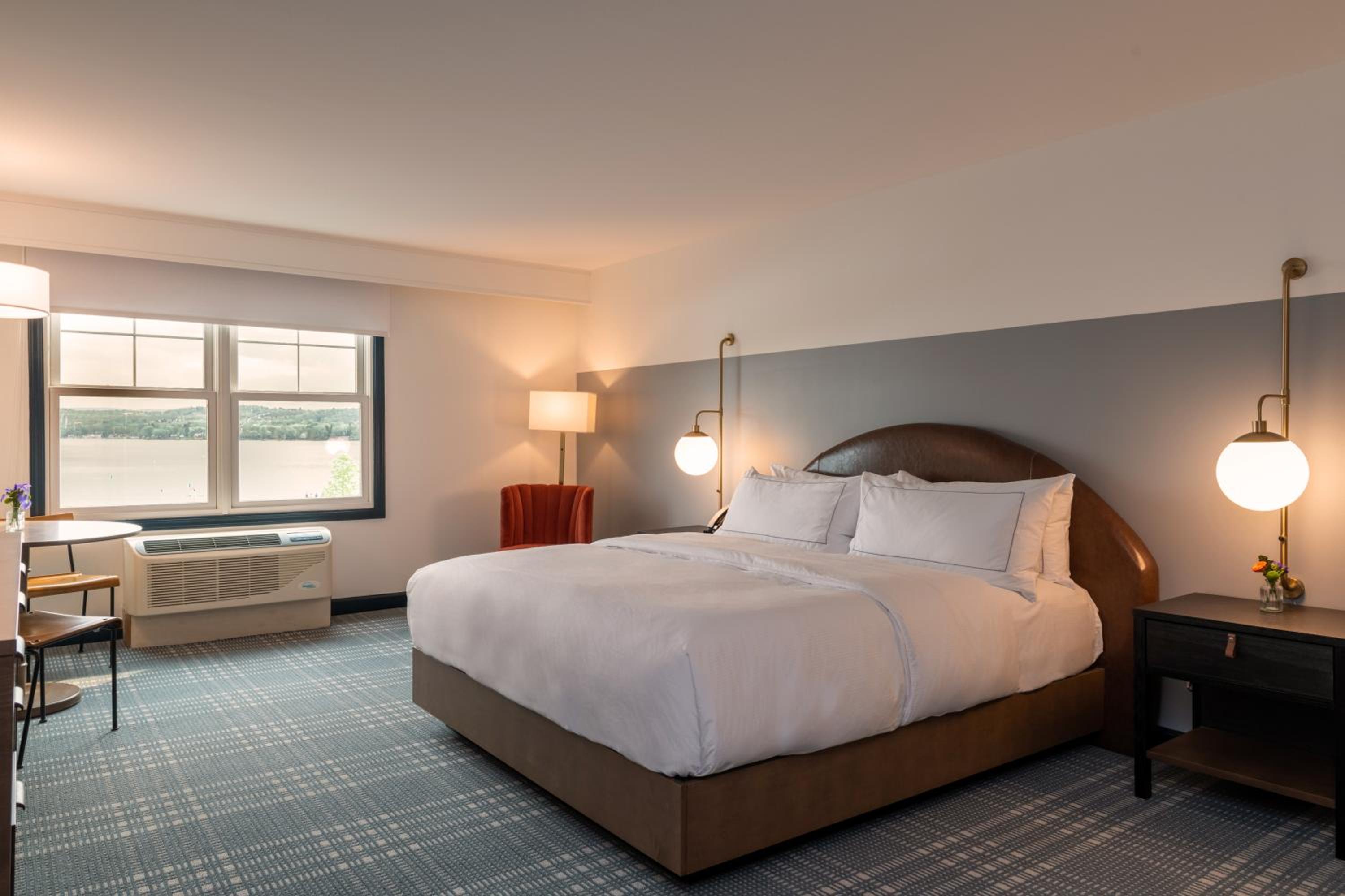 2 Rooms, Suite, King Bed, Lake Side, Accessible، Hotel Canandaigua, Tapestry Collection by Hilton 2/7