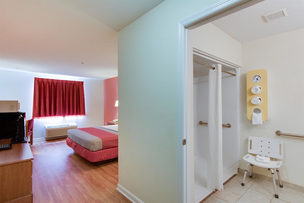 Motel6 Hinesville, GA 24/44