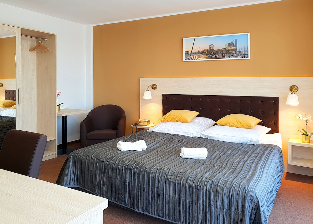 ROOM, SINGLE