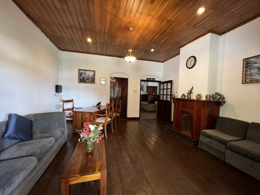 Tea Bush Hotel 34/71