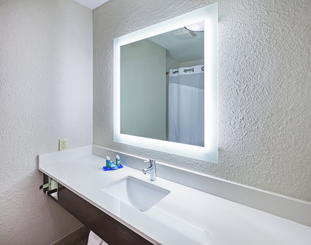 Holiday Inn Express and Suites Houston - Memorial Park Area 44/45