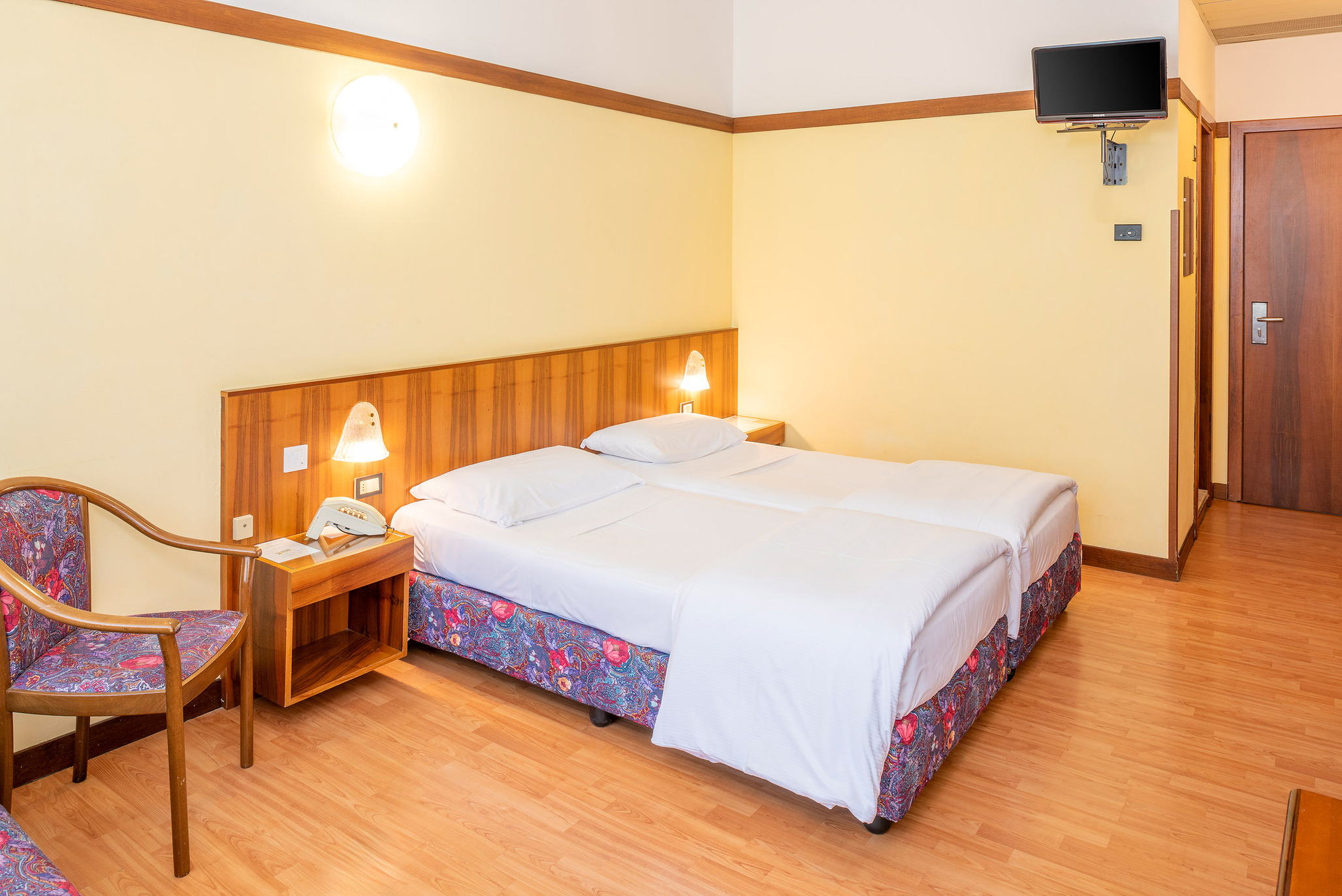 Smart, Single, Twin Beds