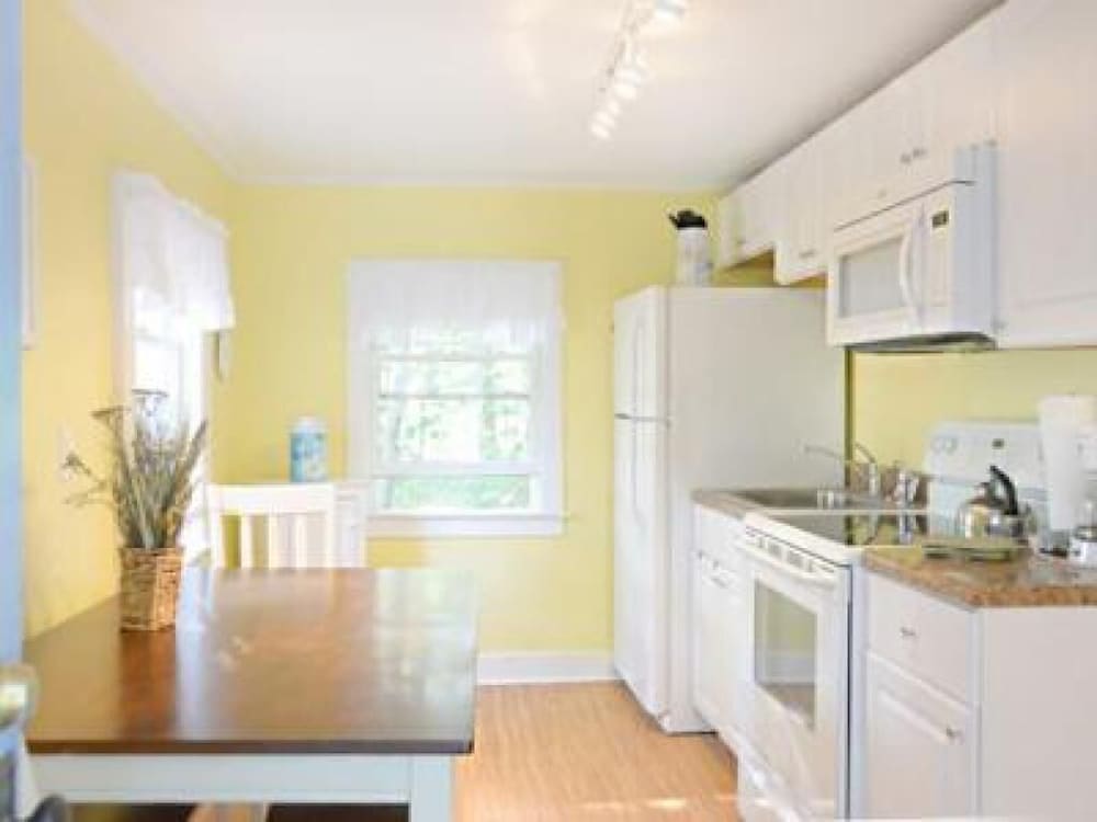 2 River Road Inn & Cottages 11/50