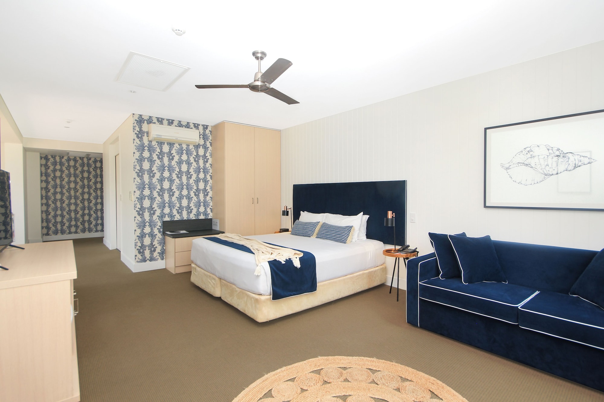 State, Suite, King Bed, 2 Sofa