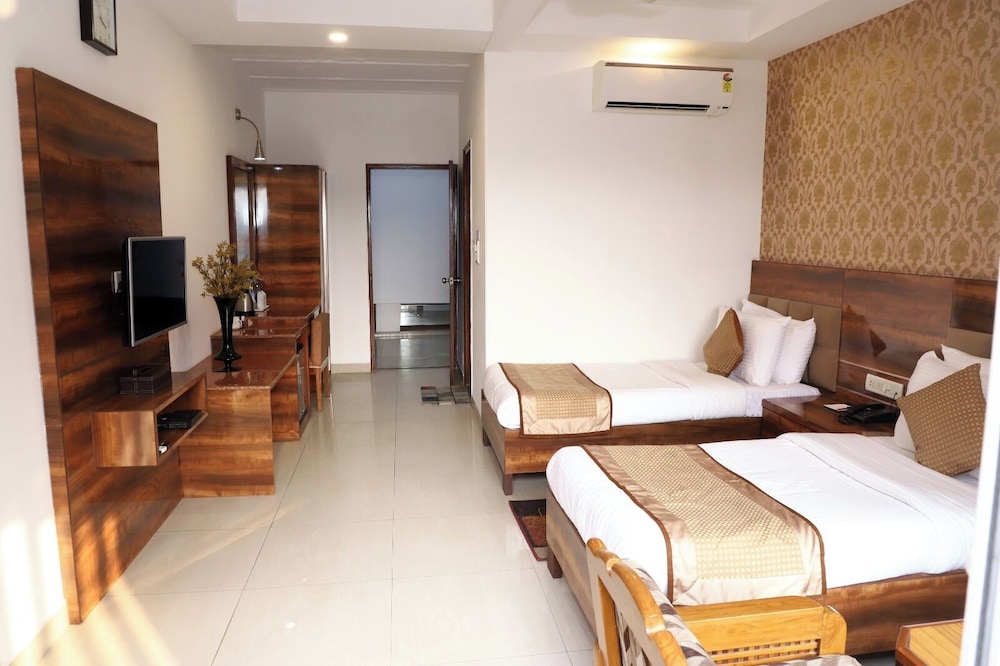 AIRPORT HOTEL. 25/56