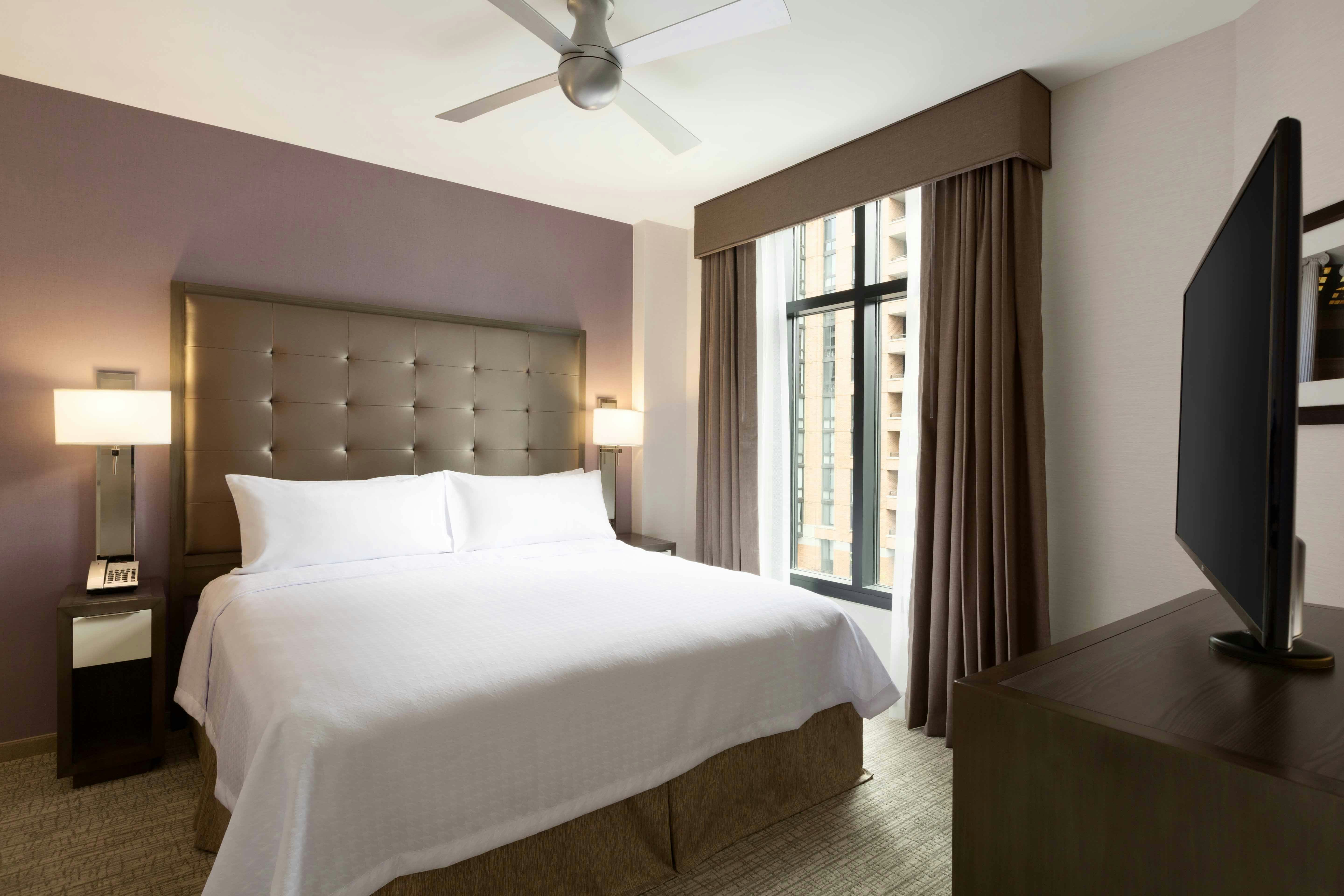 SUITE, KING BED, ACCESSIBLE