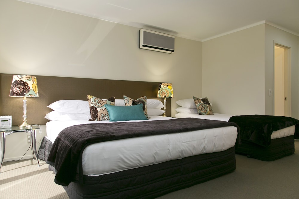 STUDIO, TRIPLE, 1 KING AND 1 SINGLE BEDS