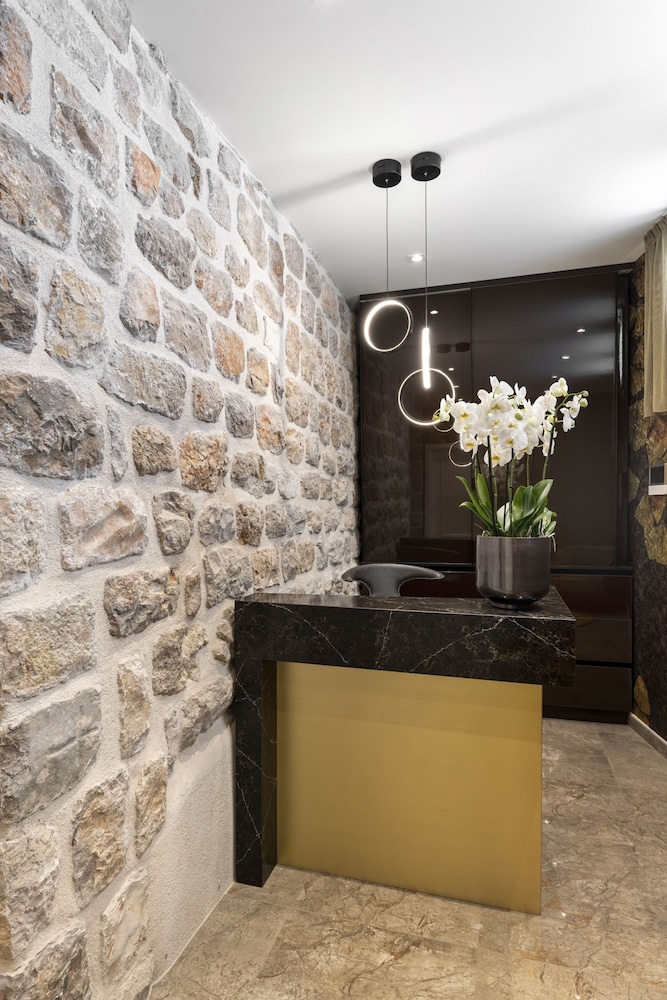 Sea Rocks Residence 1/40