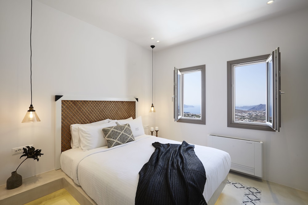White And Co. La Torre Suites 5/50