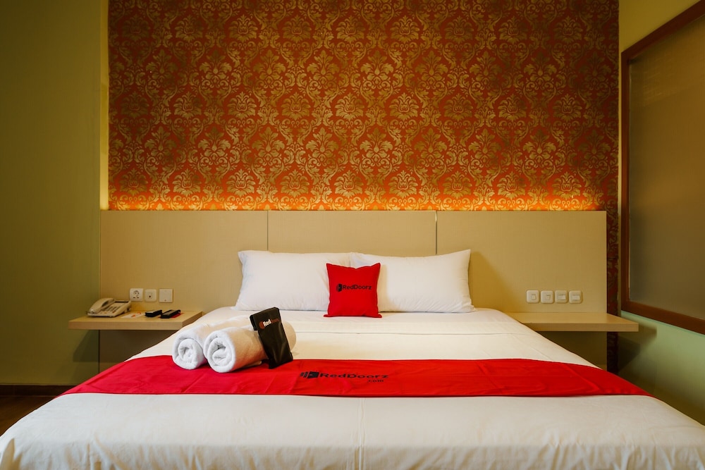 RedDoorz Plus near Dunia Fantasi Ancol 7/19