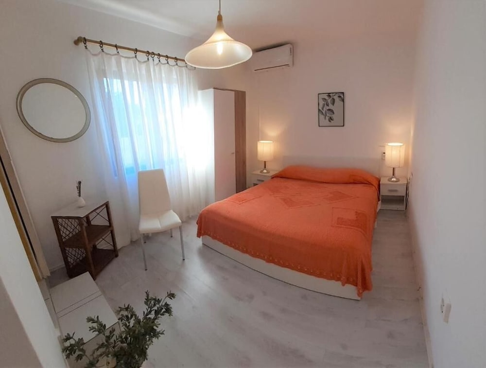 DRAGAN'S DEN HOSTEL 8/49