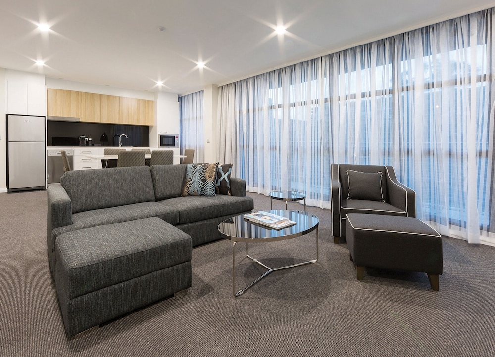 AVENUE HOTEL CANBERRA 38/59