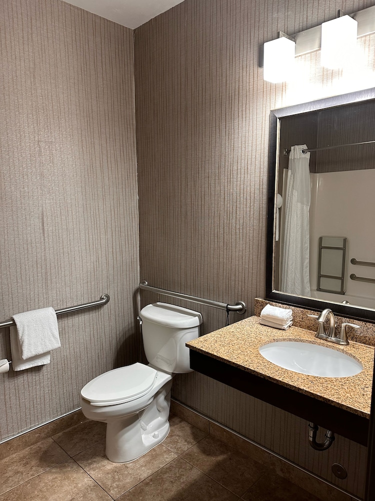 Holiday Inn Express Hotel And Suites Chicago Deerfield Lincoln 50/50