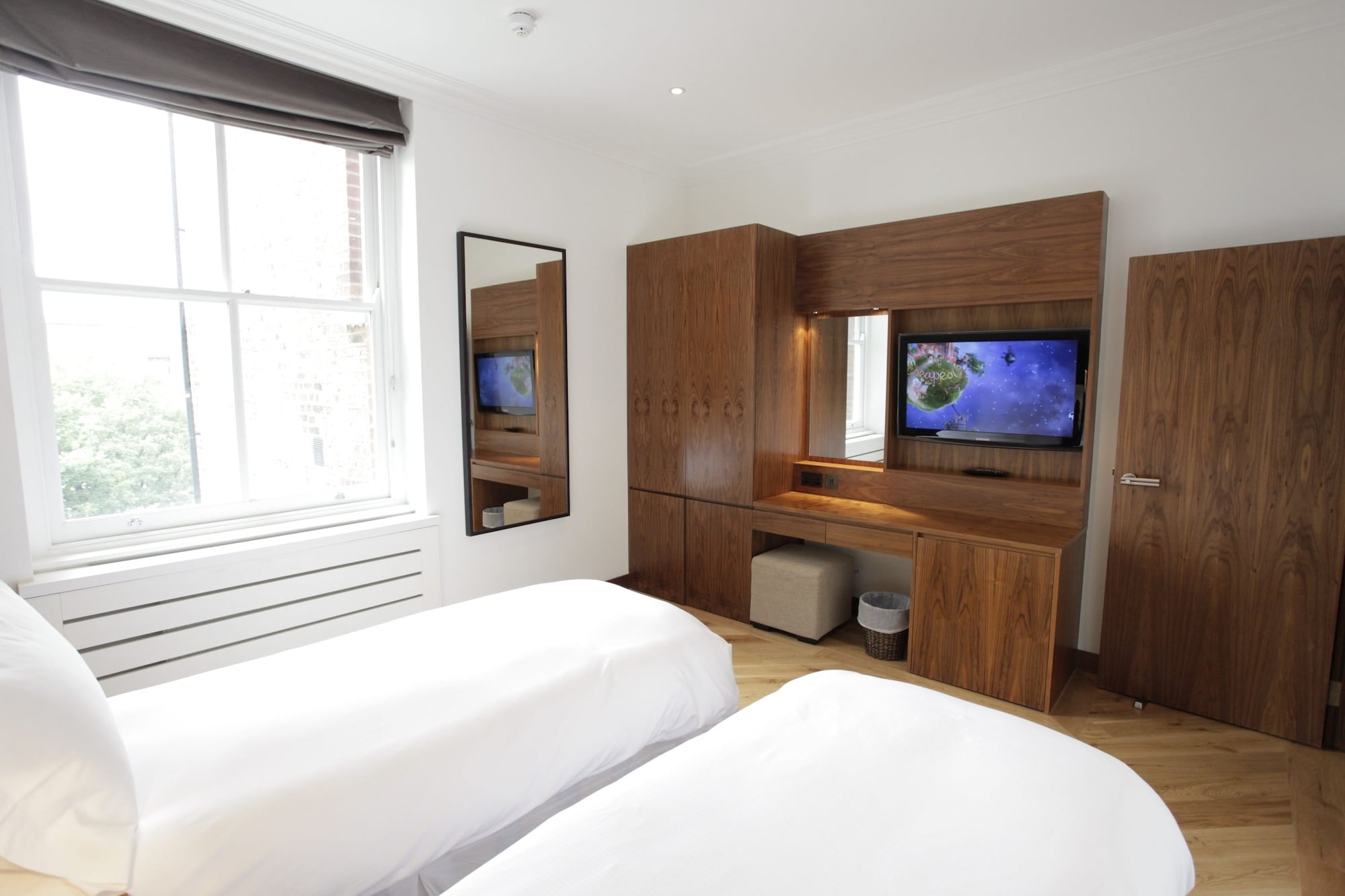 EXECUTIVE, SUITE