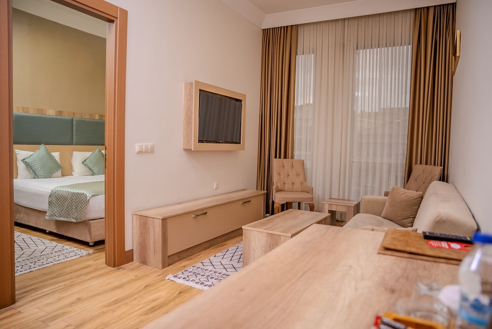 غرفة متصلة بسريرين منفصلين مع أريكة، Mari Suites Hotel 8/10