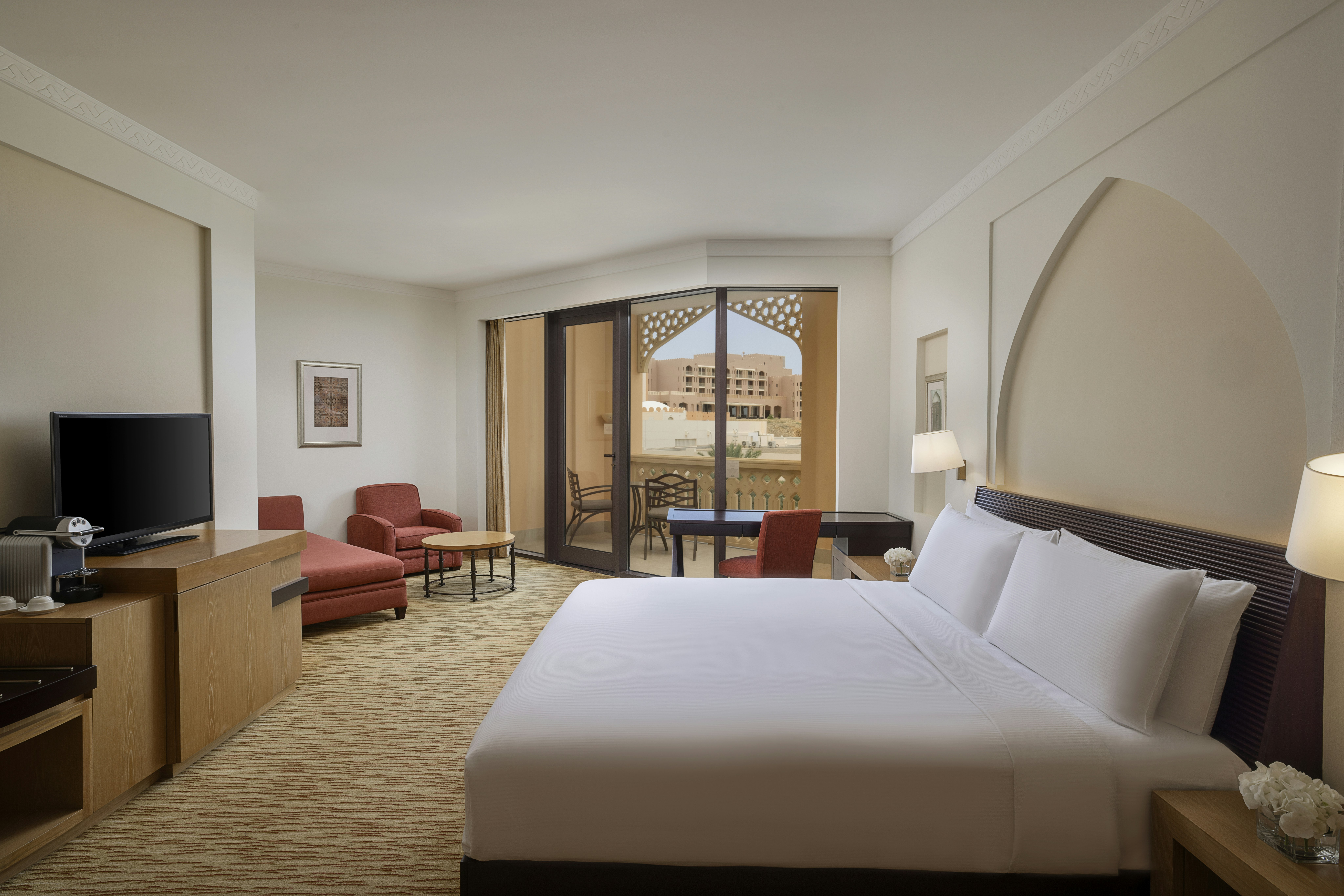 غرفة ديلوكس بسرير كينج بإطلالة على البحر، Hilton Muscat Al Bandar 3/6