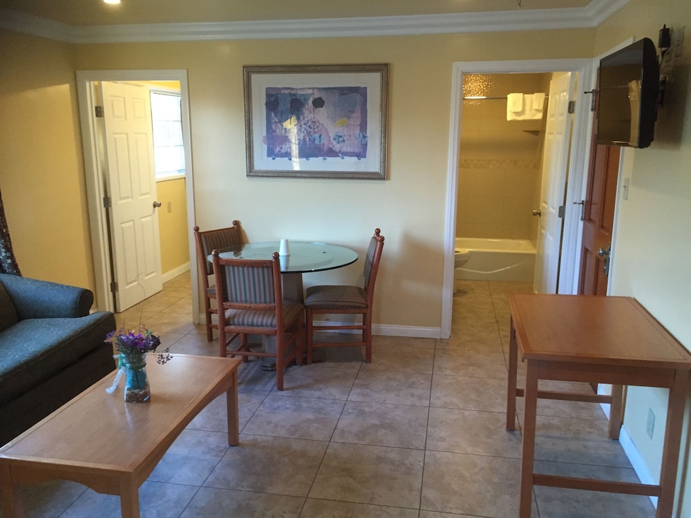 Bayshore Inn 24/44