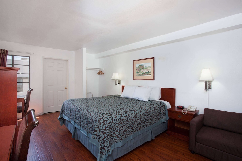 Days Inn By Wyndham Orange Anaheim 14/20