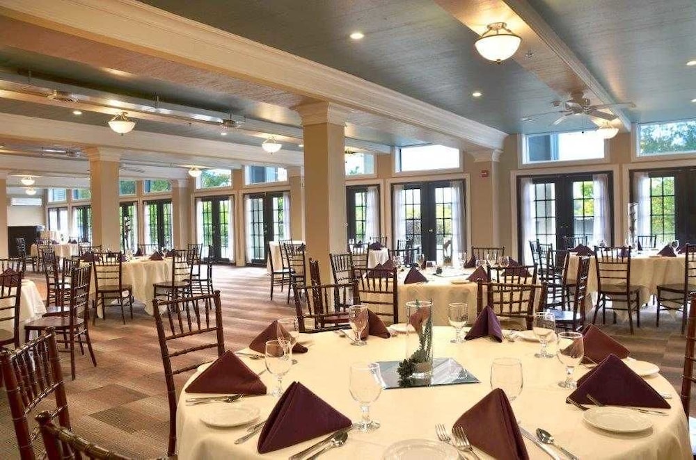 Niagara Crossing Hotel and Spa 34/39