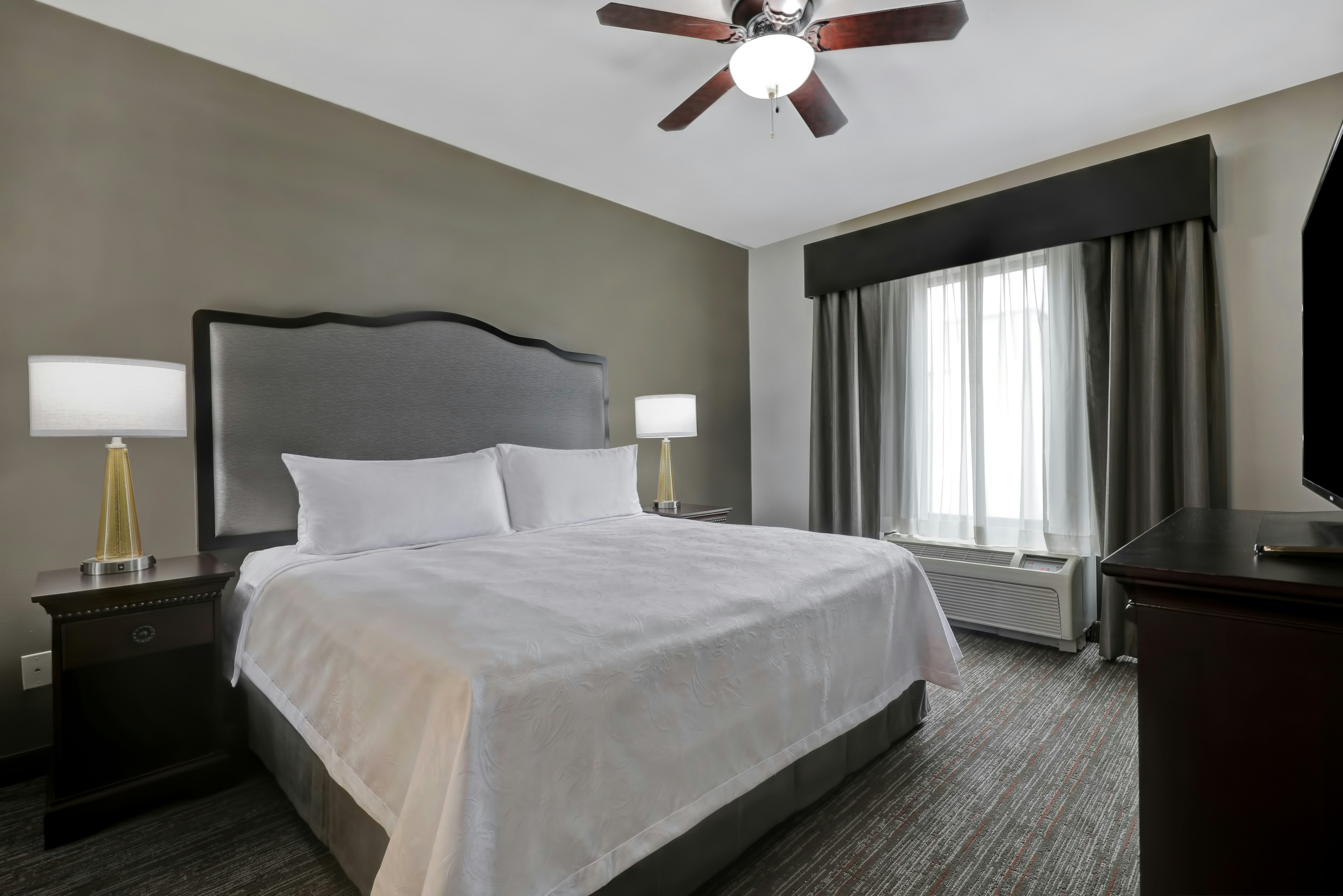 SUITE, KING BED, ACCESSIBLE