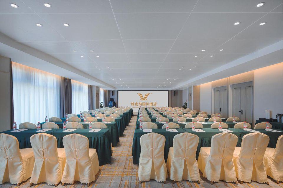 Daye Vienna International Hotel (Huangshi Daye Center High-speed Railway Station) 56/58