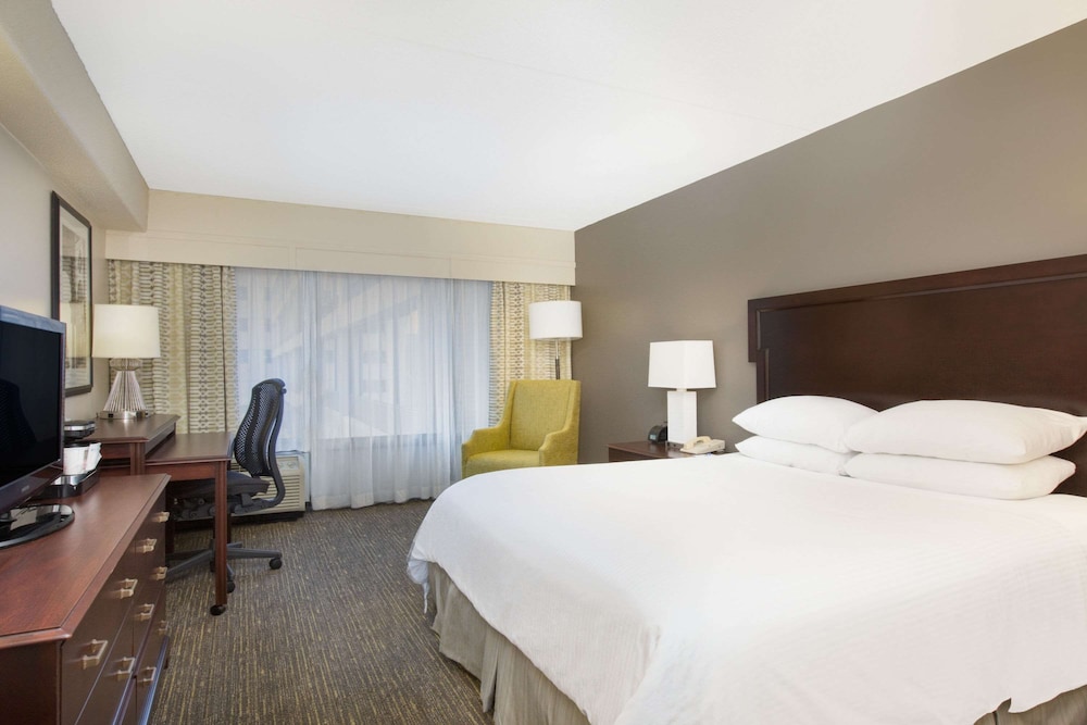 DELUXE, KING BED