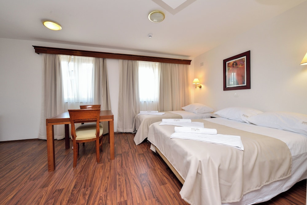 ROOM, QUADRUPLE