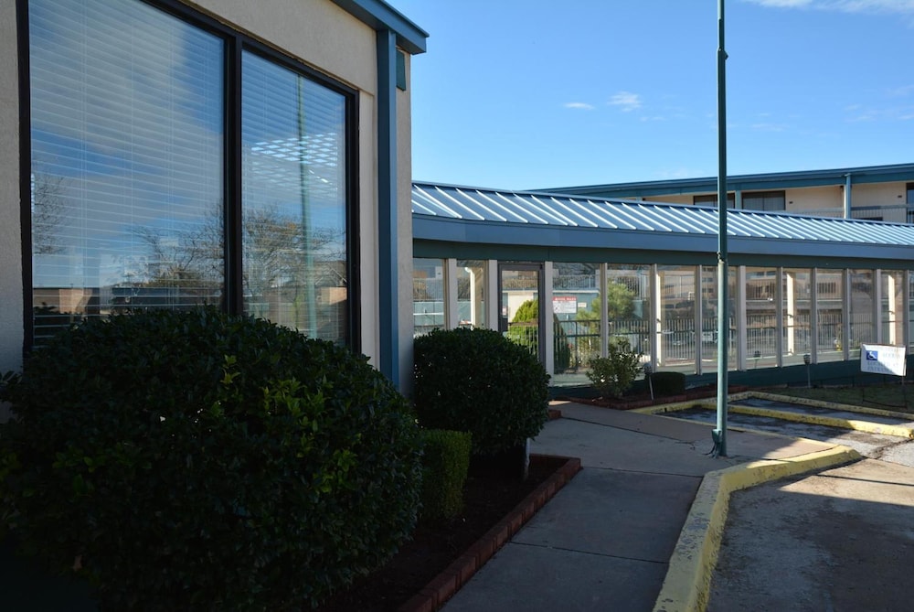 Lincoln Inn Express Hotel And Suites 24/28