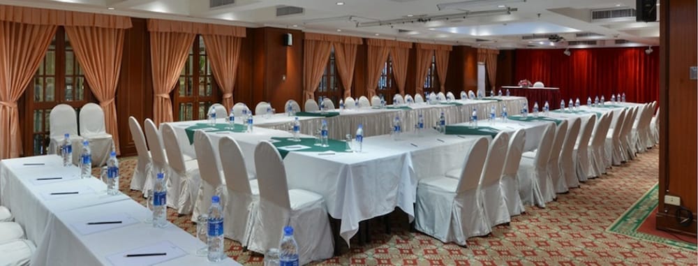 Evergreen Laurel Hotel 66/69
