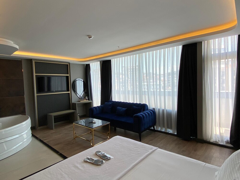 216 Ruby Suite 25/43