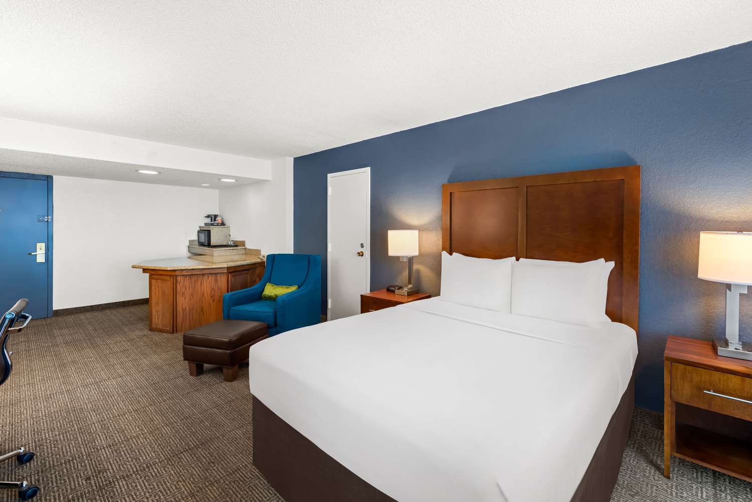 UPGRADE, SUITE, 1 KING AND 2 QUEEN BEDS