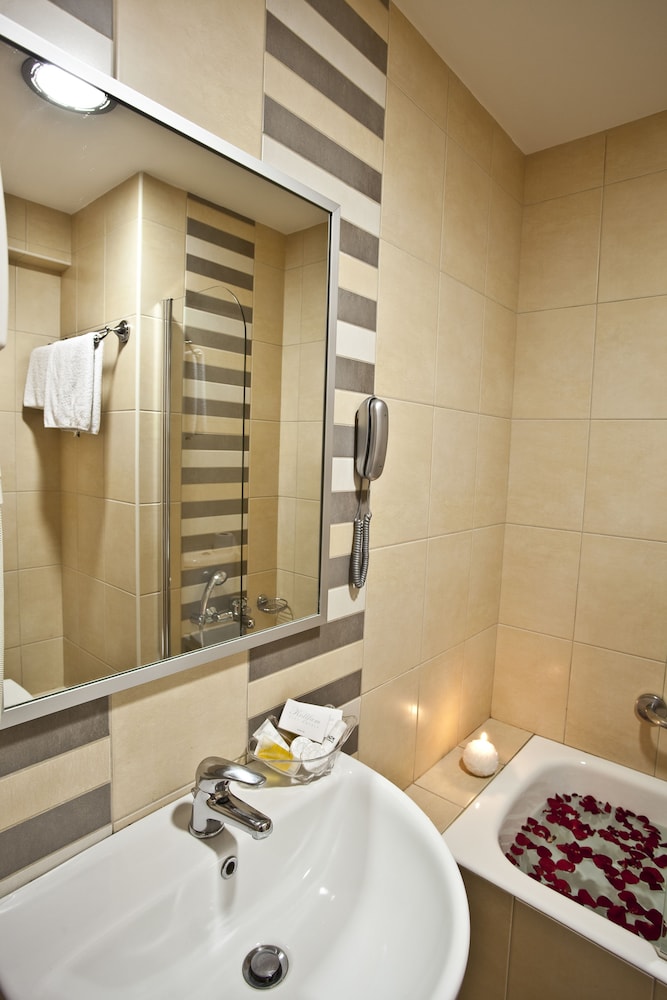 CRYSTAL CITY HOTEL 9/49