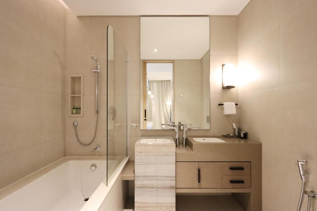 Premium 3B with Skyline View in Address Harbor Point 40/41