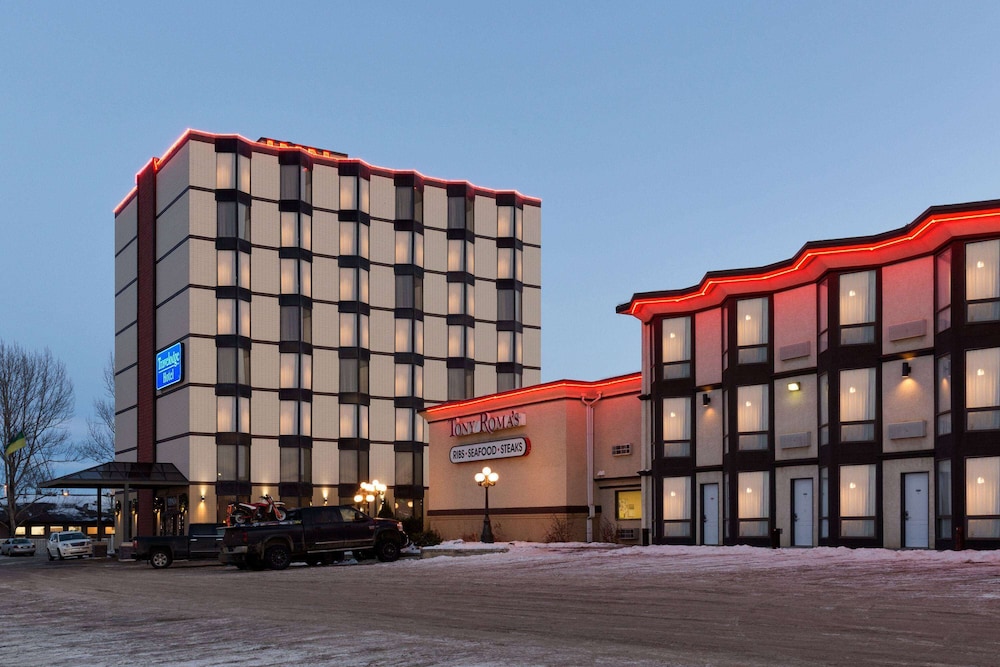 Travelodge By Wyndham Lloydminster 1/33