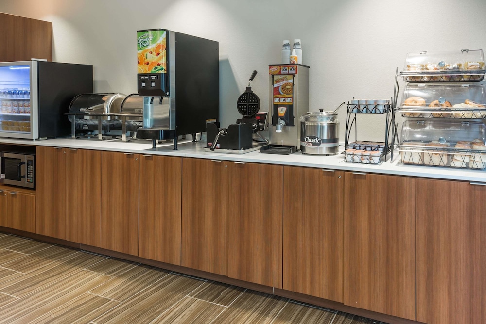 Microtel Inn and Suites By Wyndham Altoona 4/27
