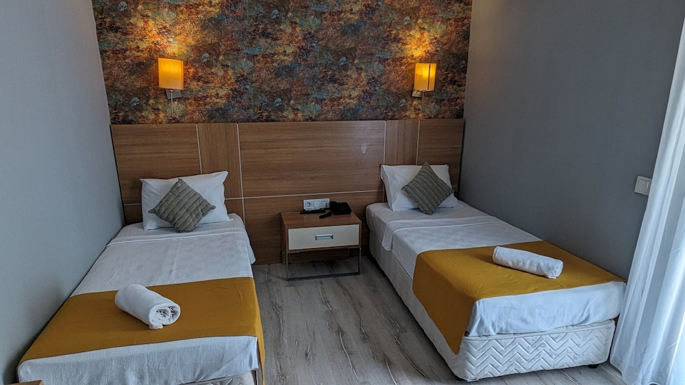 Ramona Hotel 15/45