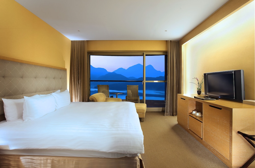 ROOM, DOUBLE BED, LAKE VIEW