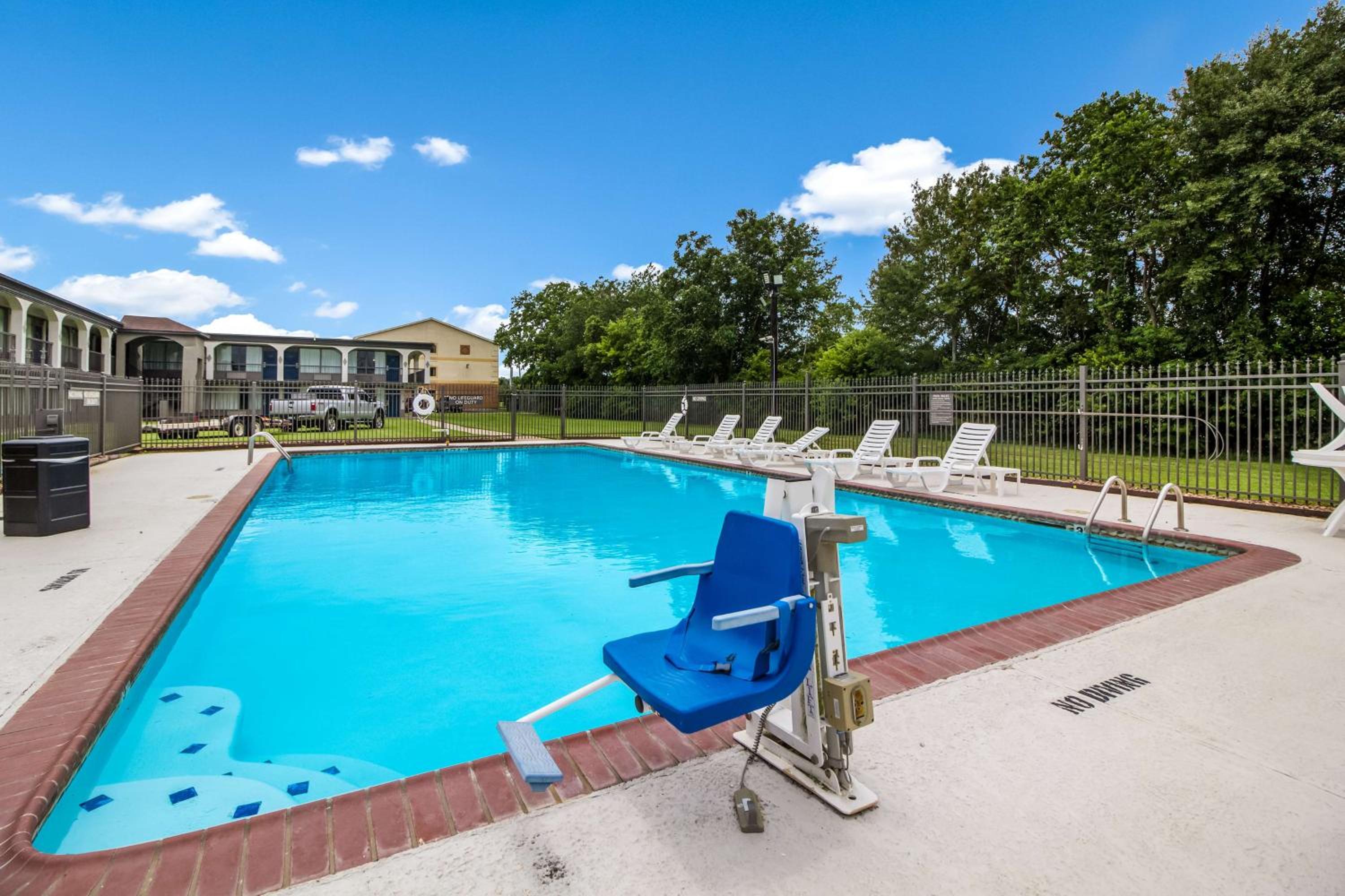 Motel6 Groves, TX 33/44