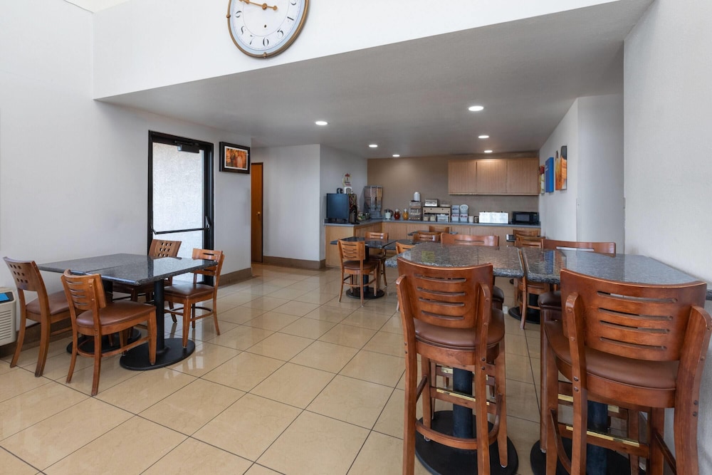 Super 8 by Wyndham Tucson/Grant Road Area AZ 27/50
