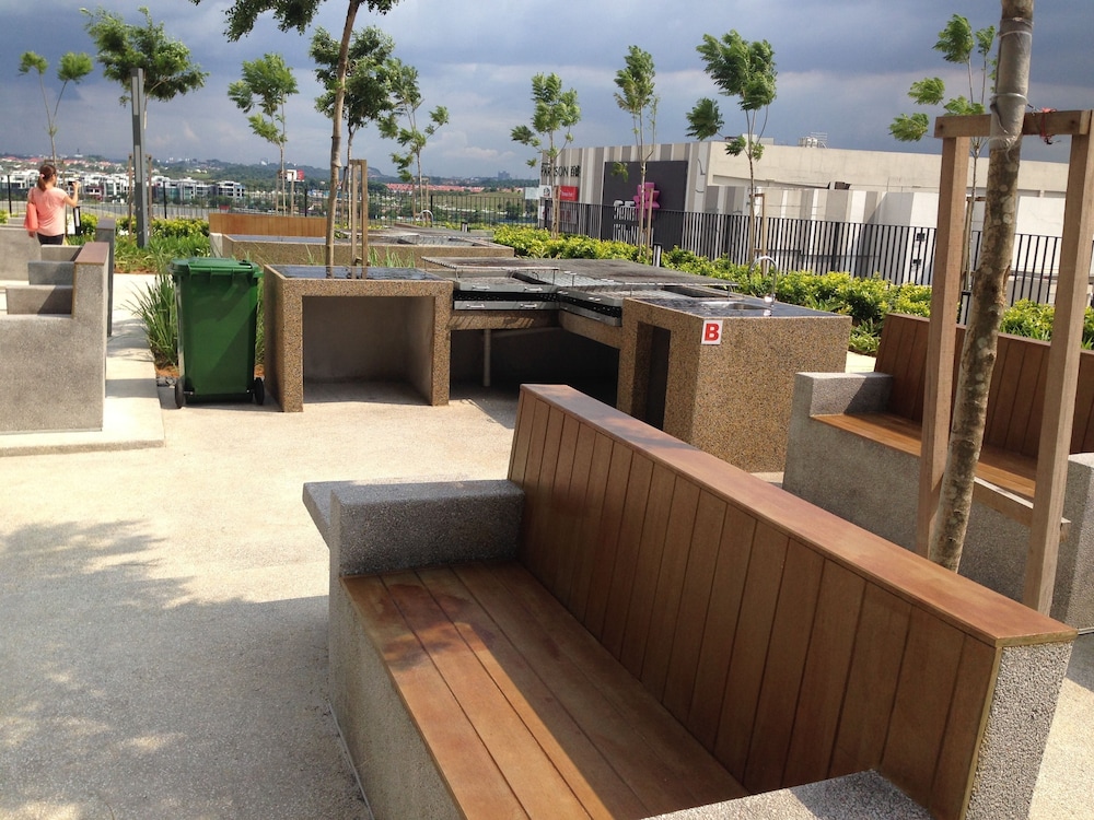 Dehouz – Trefoil Setia Alam Homestay 36/50