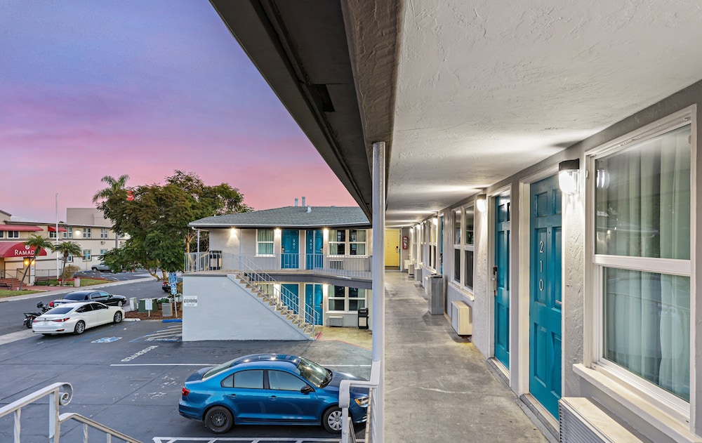 Hotel Point Loma 52/58