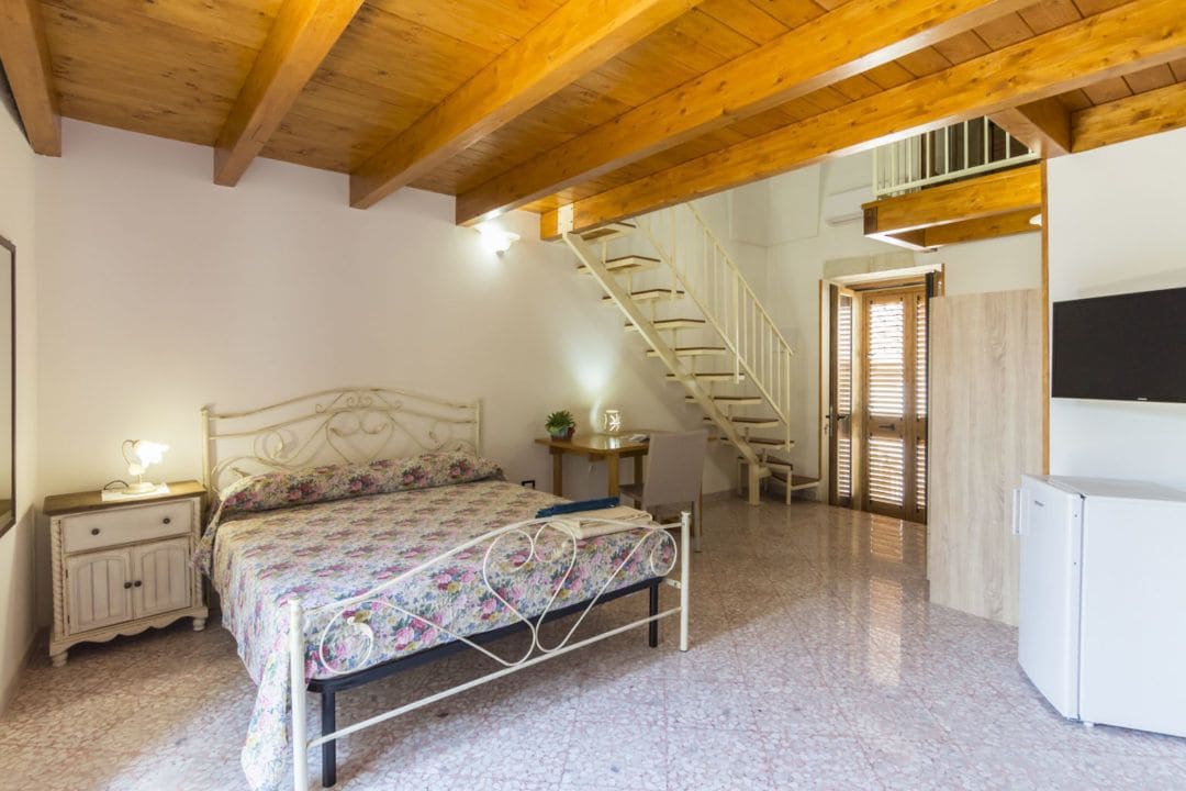 ROOM, DOUBLE BED