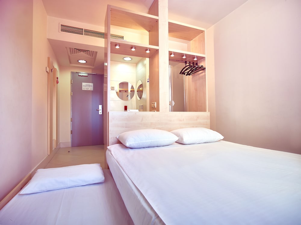 Hello Hotel 10/39