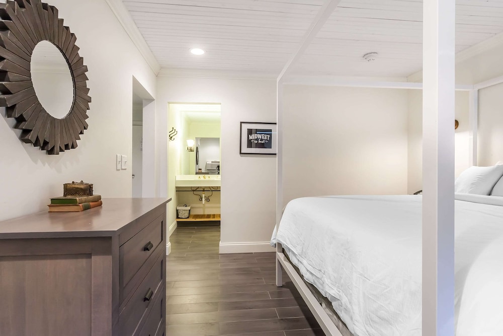 Aurora Inn Hotel And Event Center 26/45