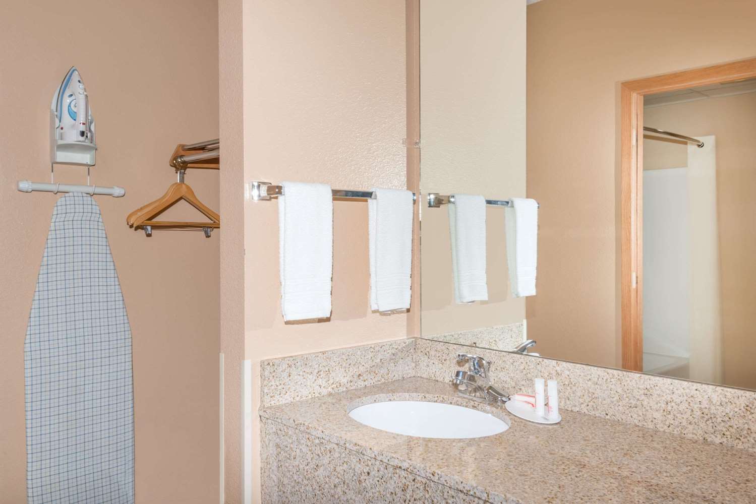 Super 8 By Wyndham Fort Dodge Ia 15/19