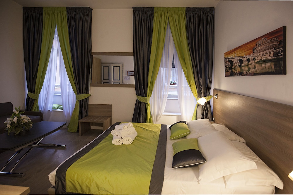 Roman Holidays 24/66