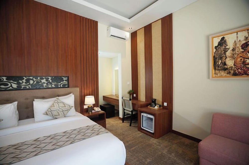 SUITE, KING BED