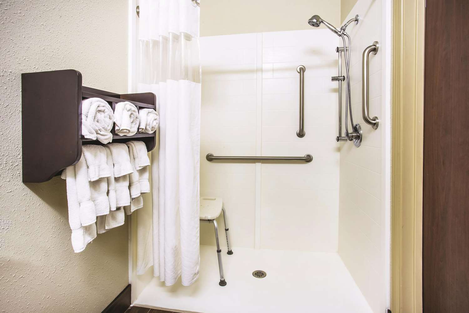 La Quinta Inn & Suites by Wyndham Evansville 42/43