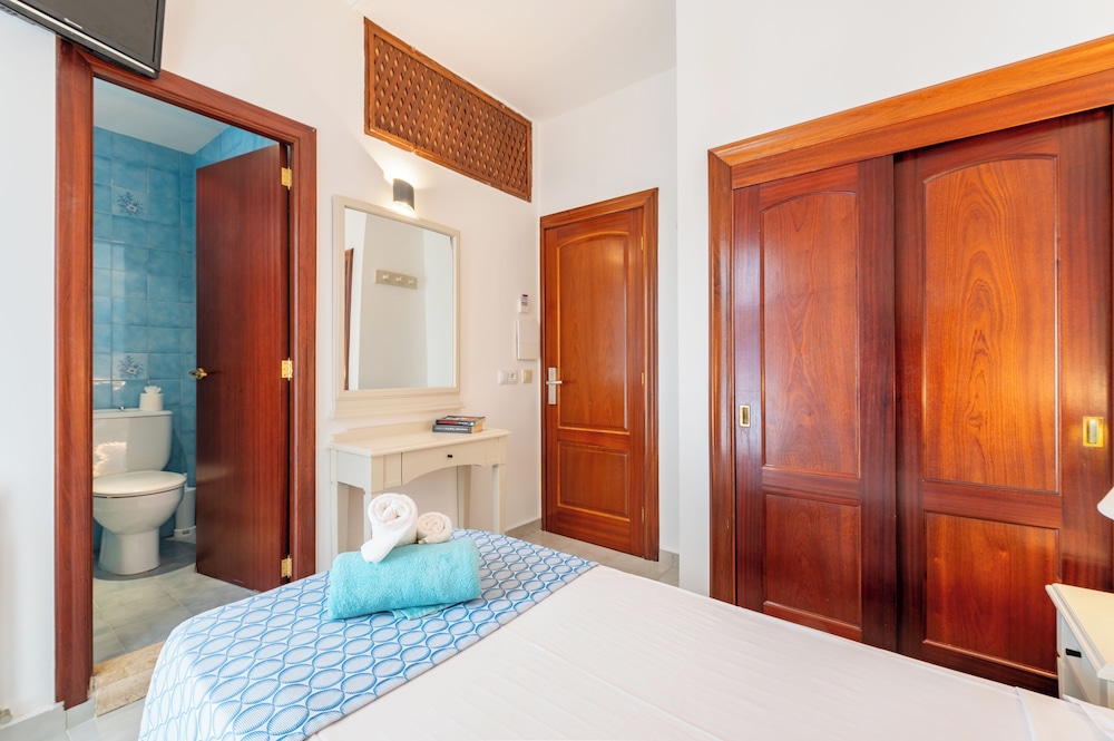 Room, Single, Single Bed, Street View, Terrace، Hotel Martorell 2/4